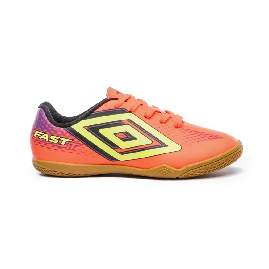 Chuteira futsal infantil Umbro Fast II Jr na cor coral com detalhes em amarelo e roxo, vista lateral